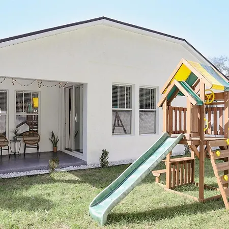Clearwater Bohemian Escape - 7 Min To The Beach, Bbq Grill, Playground Villa
